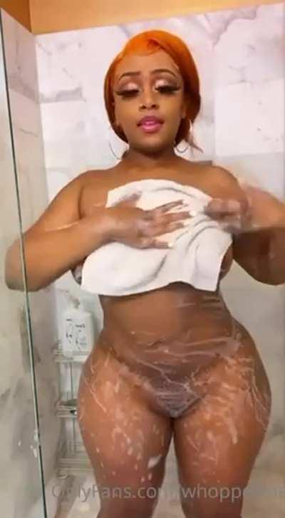 A big ass chocolate in the Shower😍👇