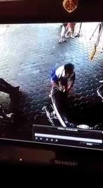 Dad reflex of a bike mechanic saved not only 1 but 2 children!