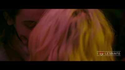 Ava Capri & Willow Shields - 