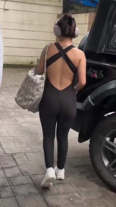 Avneet Kaur Spotted -IG-3 Oct 2025