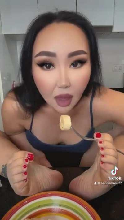 Such delicious toes... mmmm