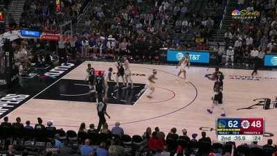 [Highlight] Steph Curry closes the 1st half on a personal 8-0 run to give the Warriors a 19-point lead