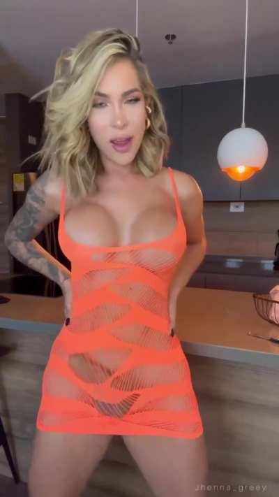 Orange looks good on her 🍊