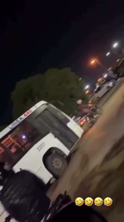 Chofer de colectivo se llevó puesto a un joven en una motito al corte
