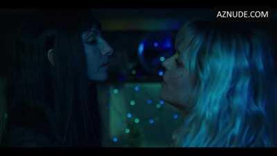 Maggie and Najwa Nimri in Vis a vis: El oasis