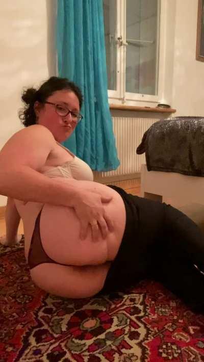 Who wants to get in between these cheeks?