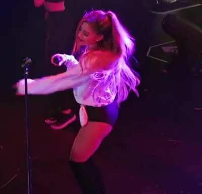 Ariana Grande's cute dance