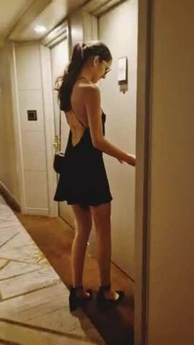 This movie with my roomnumber I airdropped in the lobby. Guess how many visitors I had this night ...