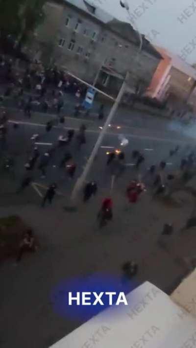 In Minsk, near the police building POLICE OFFICERS started a real war🤬🤬🤬