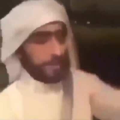 Tratando de aparecer en el video del viejas