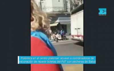 El frente Polentero, repartiendo boletas con pecheras del ministerio de salud