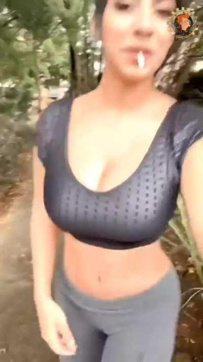 Colombiana caliente enseÃ±ando las tetas en pÃºblico