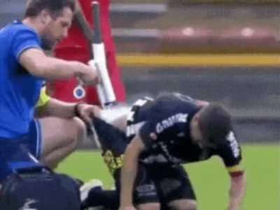 When people have extra chilies with wadapav/kolhapuri missal