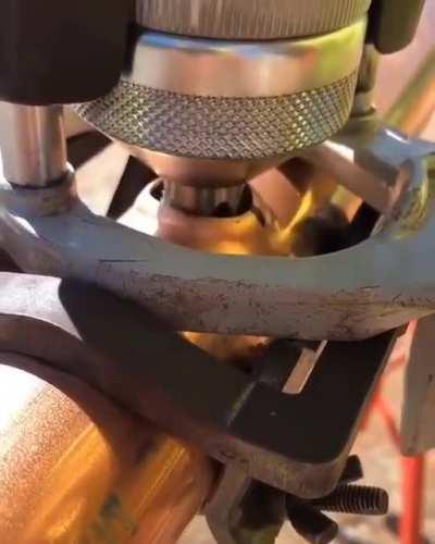 Дядя Коля сделал бы то же самое при помощи крестовой отвертки и изоленты