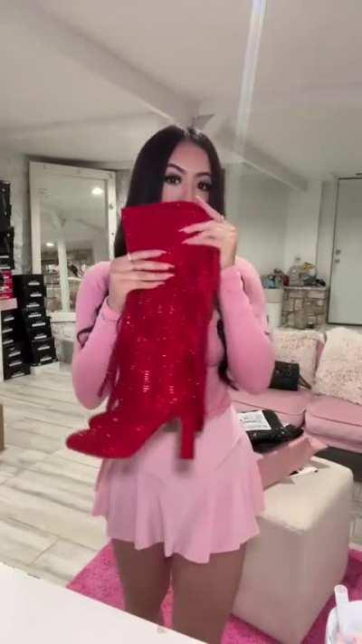 SHE’S SO FUCKING BUSTY!! I was staring at 2 things through out the whole video 😍😍 guess what? 