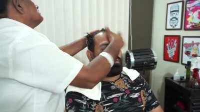 INdiaN Barber MErCIleSSLy slAPS CliEnt