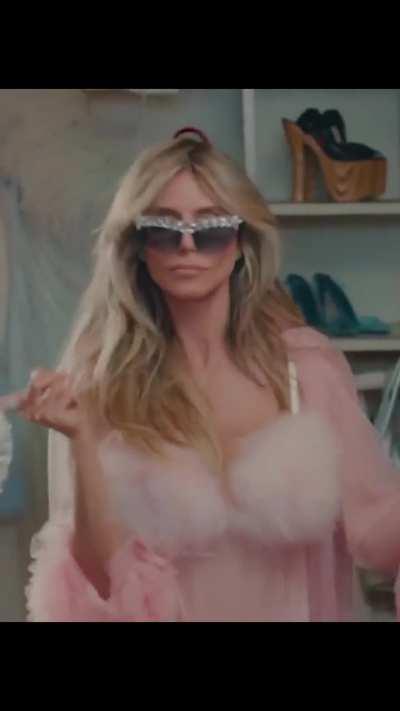 Shwowing of dance moves from Spiral 2024