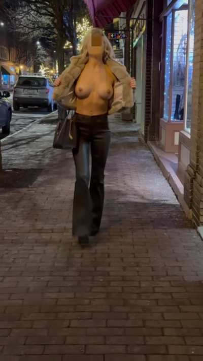 Flashing my boobs after party, do you like them? like and comment and i will sen you a hot video into your DM