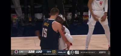 [Highlight] Clippers showing respect to Jokic after the game