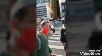 Esse cara é GENIAL... ÀS SEIS E VINTE E TRÊS, NUM OFERECIMENTO DE FIIIININNVEST!!! ANALISANDO A CONVERSA ENTRE DOIS MANIFESTANTES 