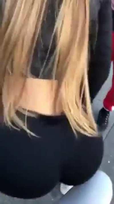 Roberryc twerka in Pov 🍑🍑