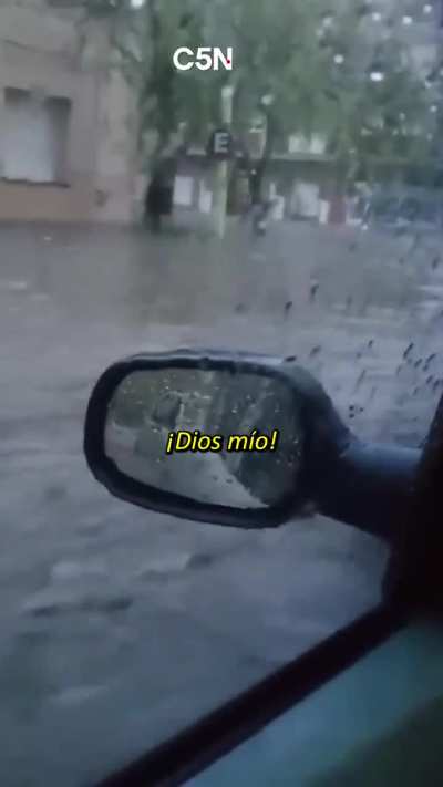 La desesperación de una conductora que quedó varada dentro de su vehículo por el temporal en Bahia Blanca
