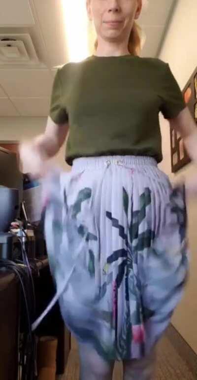 Subreddit Discovery: /r/HipDips are indentations that occur when one's hip bone is located higher than her femur, causing fat and muscle to cave inward