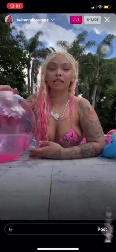 Her tits so squishy😍😫😫