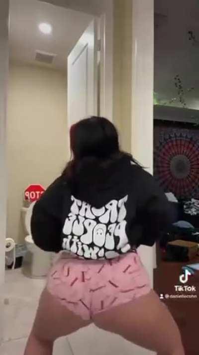 Sexy Danielle twerking 4