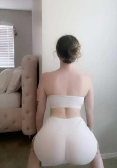 Big booty got a lil weight to it 🍑