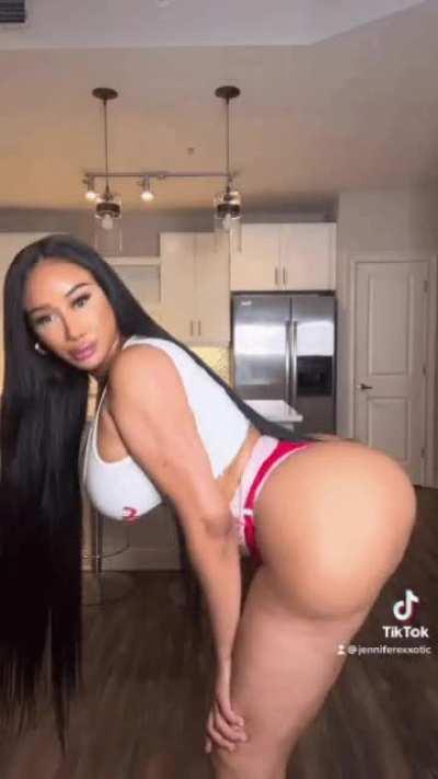 Fat silicone ass and big boobas