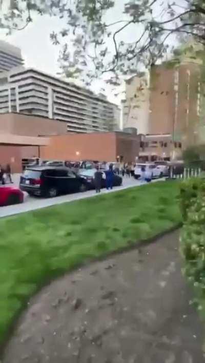 Multidão de islâmicos persegue e agride um homem judeu em Toronto, no Canadá.