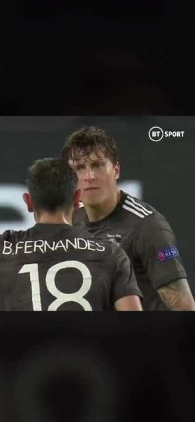 Lindelof and Fernandes disagreeing over Sevilla’s 2nd goal