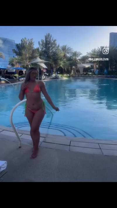 pool side hunny @alenagolovin