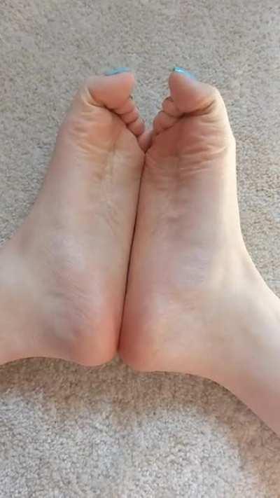 Come bury your face in my soft size 9 soles and count every single wrinkle with your tongue..👅💦