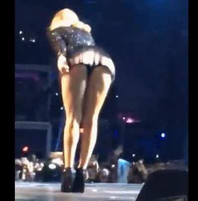 What do y’all think about Taylor swifts ass
