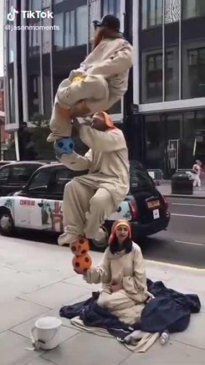 These streetperformers in London