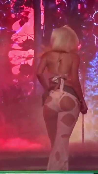 That ass and look back.