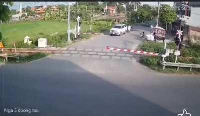 Impatient Vietnamese couple loses to train