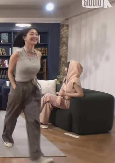 My mommy is bouncy☺️