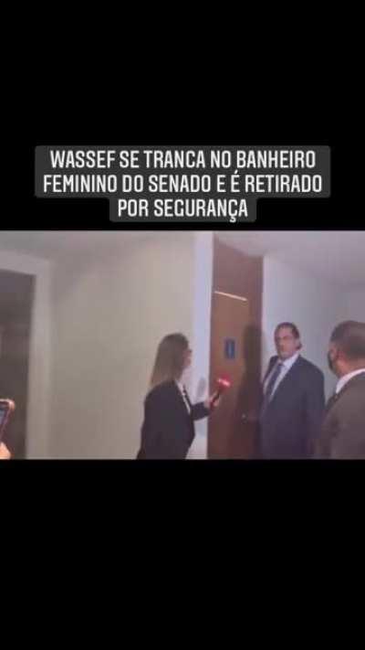 Wassef se tranca no banheiro feminino do Senado e é retirado por segurança