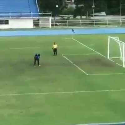 How could he miss it... Ooooohhh!!!