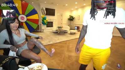 Glorilla pulls the toes out on Kai cenat stream