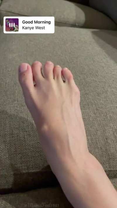 Natural toe wiggles!