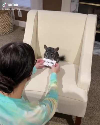 Those tiny hands 😭