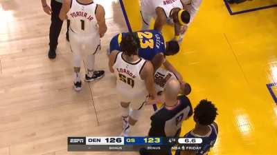 [Highlight] Draymond Green awkwardly falls on Jokic from behind