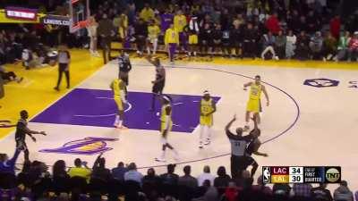 [Highlight] Terance Mann with a late deposit to the bank to beat the first quarter buzzer!