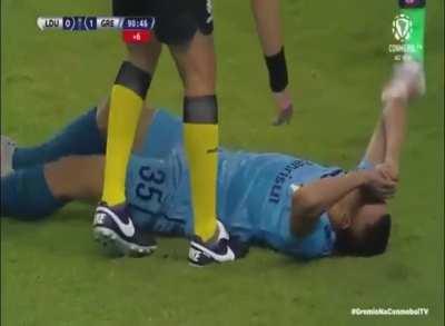 Jogador do Gremio passando mal na altitude e o juiz cutucando ele