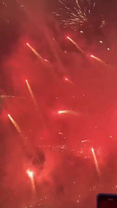 En Inglaterra, no se permiten tapones de botellas de plástico cerca del asiento dentro del estadio…
Mientras tanto, en Argentina…