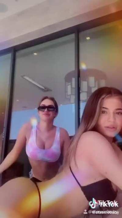 Iconic Kylie twerk. We need a backshot twerk